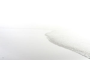 九十九里浜　霧の中の波は水墨画のような風景
