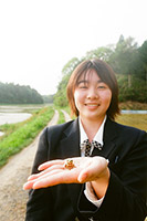高校入学案内パンフレット　カエルを手のひらに乗せ笑う女子高生