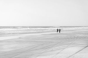 九十九里浜　お婆ちゃんがふたりで散歩をする風景