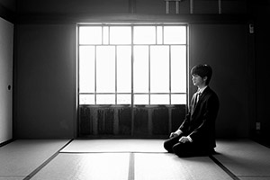 東金市八鶴亭の銀杏館に座る男性　白黒写真　成人式の前撮り撮影