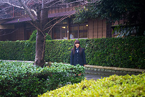 東金市八鶴亭の前に立つ少女　入学記念写真