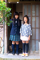 東金市八鶴亭の玄関に立つ姉妹　入学記念写真