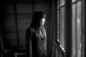 東金市八鶴亭の渡り廊下に立ち窓から外を見る少女　入学記念写真