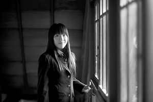 東金市八鶴亭の渡り廊下に立つ少女カメラ目線で　白黒写真　入学記念写真
