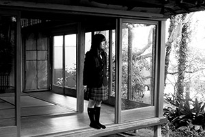東金市八鶴亭の銀杏館縁側に立つ少女　白黒写真　入学記念写真