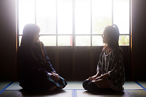 東金市八鶴亭の銀杏館の座敷に座り遊ぶ姉妹２　入学記念写真
