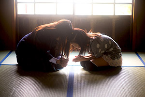 東金市八鶴亭の銀杏館の座敷に座り遊ぶ姉妹３　入学記念写真