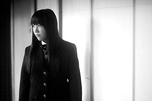 東金市八鶴亭の銀杏館の廊下に立つ少女　白黒写真　入学記念写真