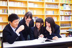 高校入学案内パンフレット用写真　図書室で談笑する生徒